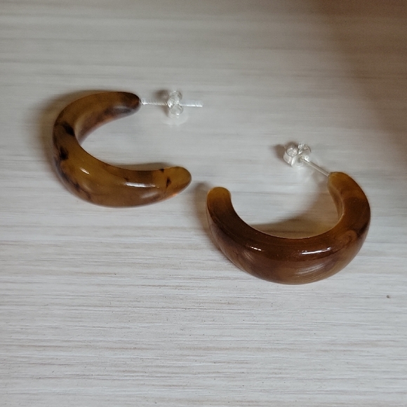 🔥LAST PAIR🔥 Amber Swirl Crescent Hoop Earrings - Picture 5 of 6